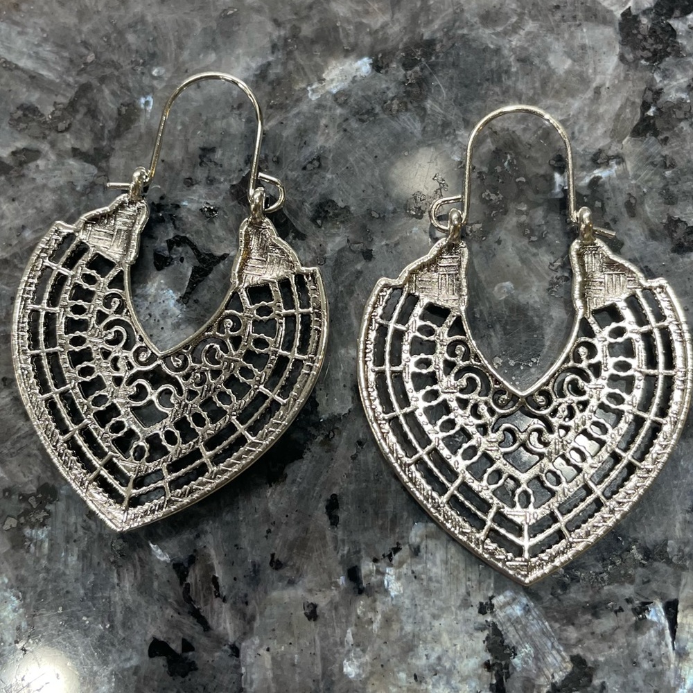 🦋 3/$24 Silver-toned boho teardrop earrings / NWOT - Picture 3 of 3